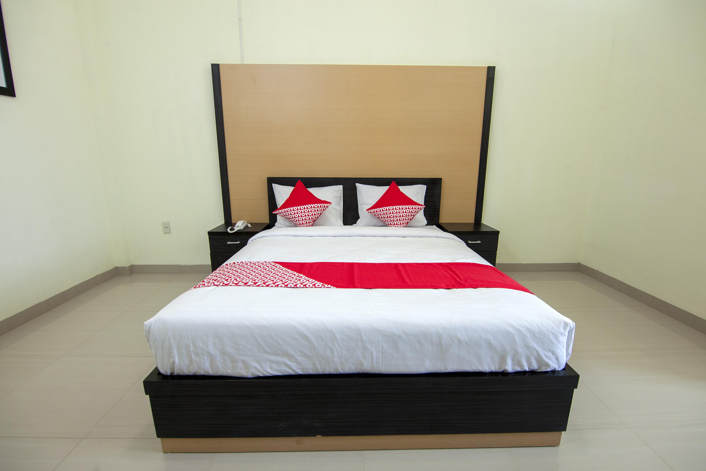 Capital O 540 Esther Hotel Balige Exterior foto
