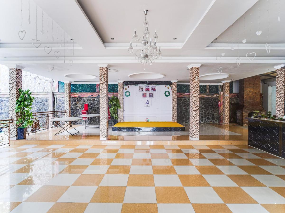 Capital O 540 Esther Hotel Balige Exterior foto
