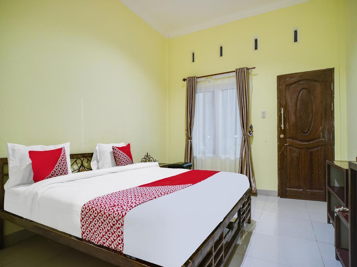 Capital O 540 Esther Hotel Balige Exterior foto