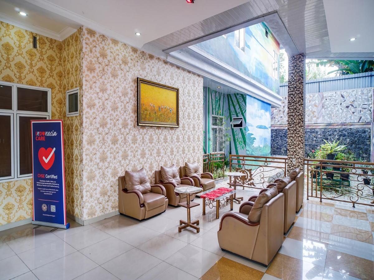 Capital O 540 Esther Hotel Balige Exterior foto