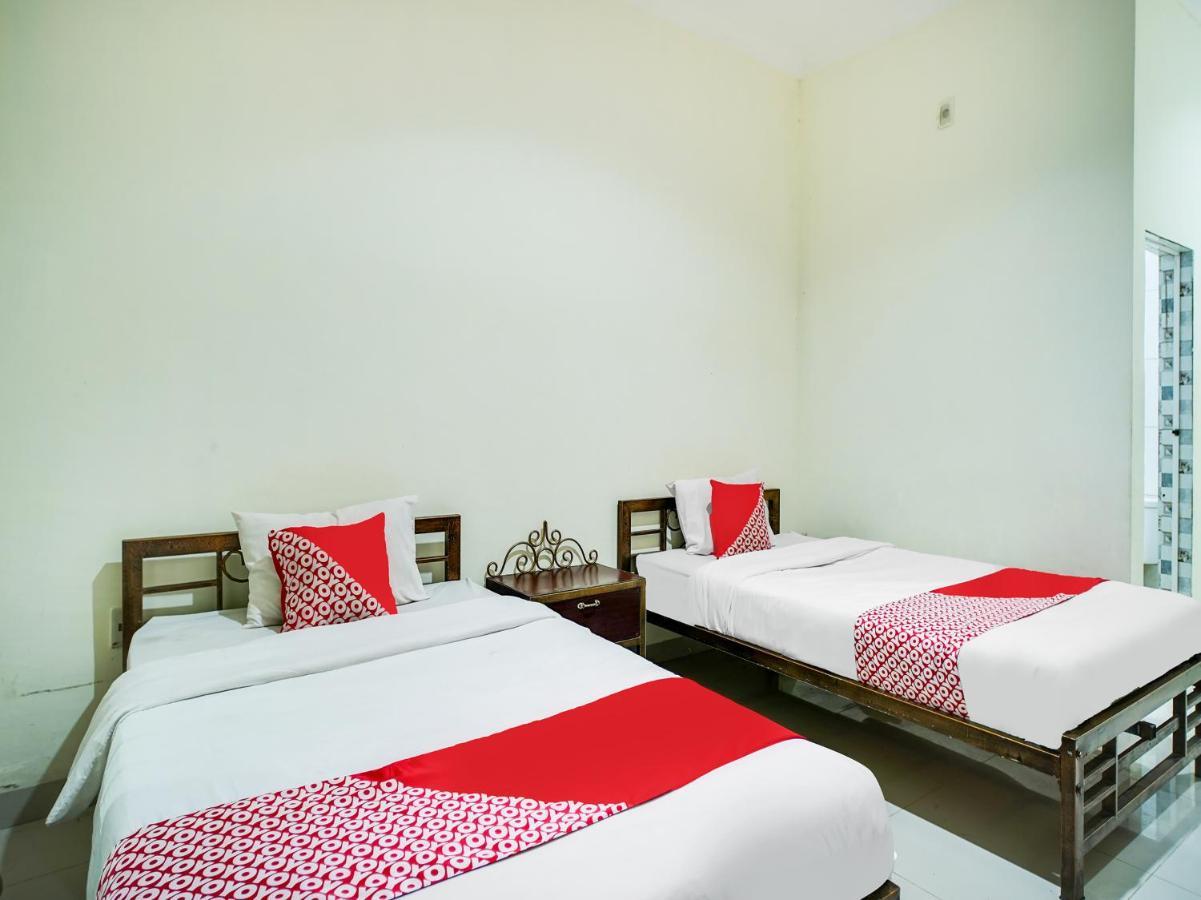 Capital O 540 Esther Hotel Balige Exterior foto