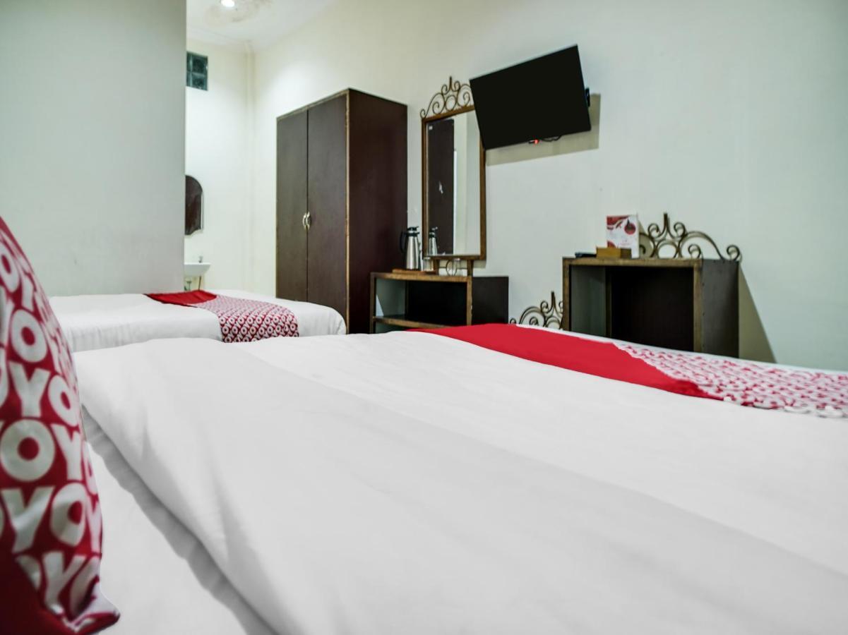 Capital O 540 Esther Hotel Balige Exterior foto