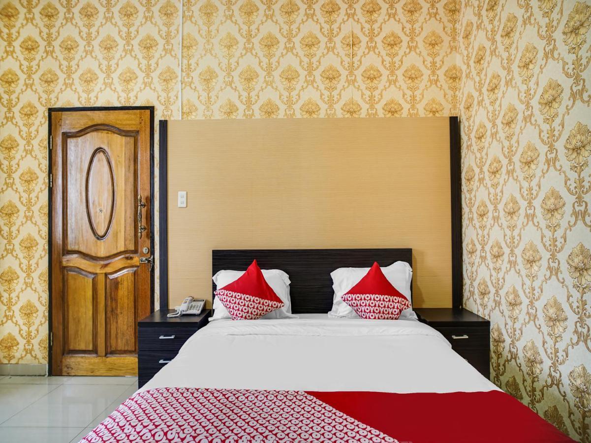 Capital O 540 Esther Hotel Balige Exterior foto