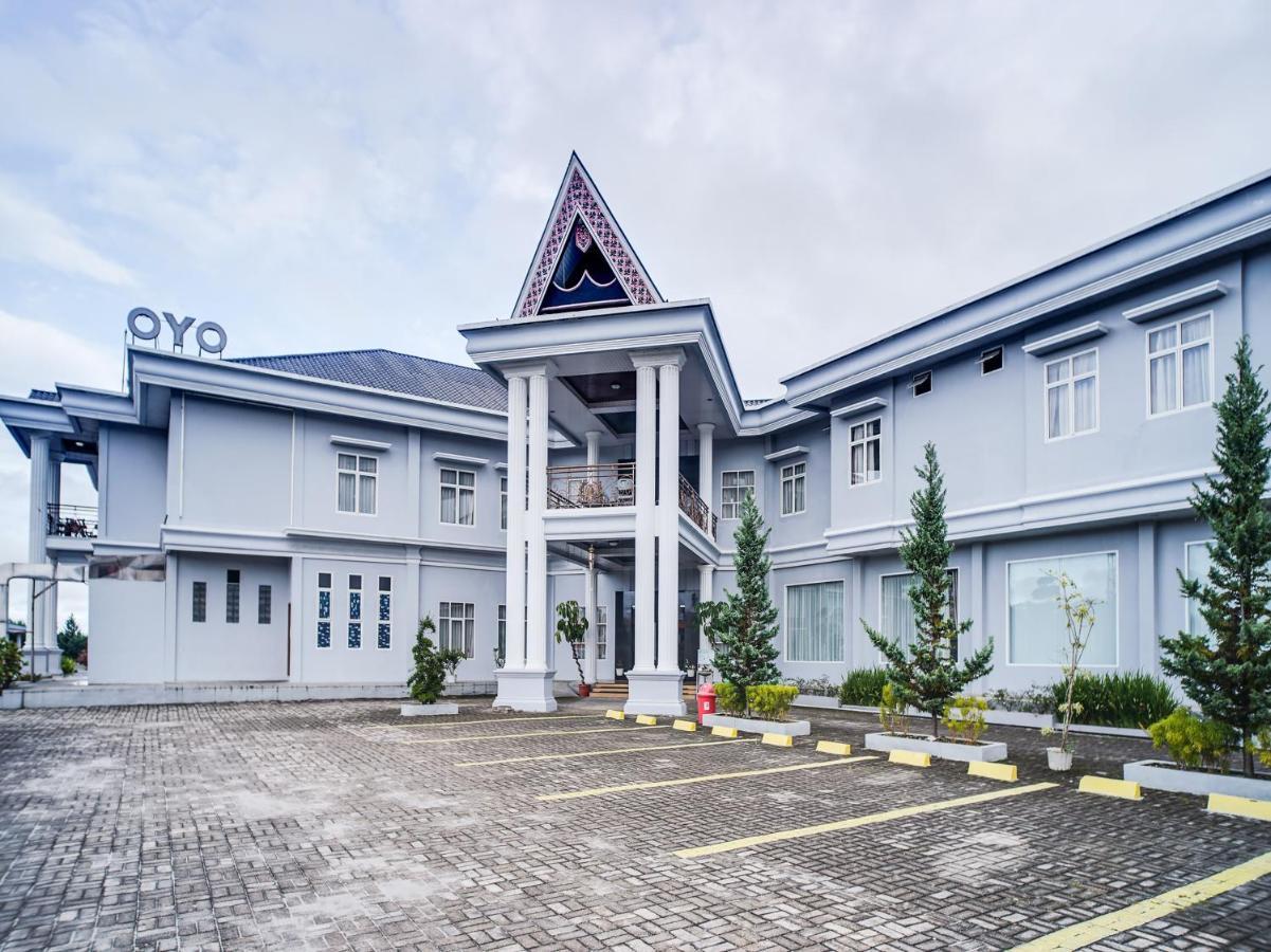 Capital O 540 Esther Hotel Balige Exterior foto